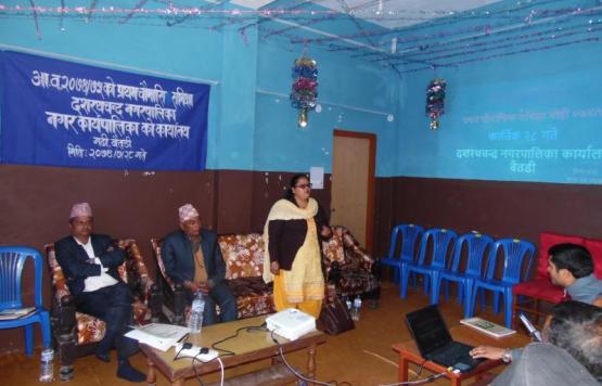 प्रथम चौमासिक प्रगति प्रस्तुत गर्नु हुदै नगर उप प्रमुख ज्यु